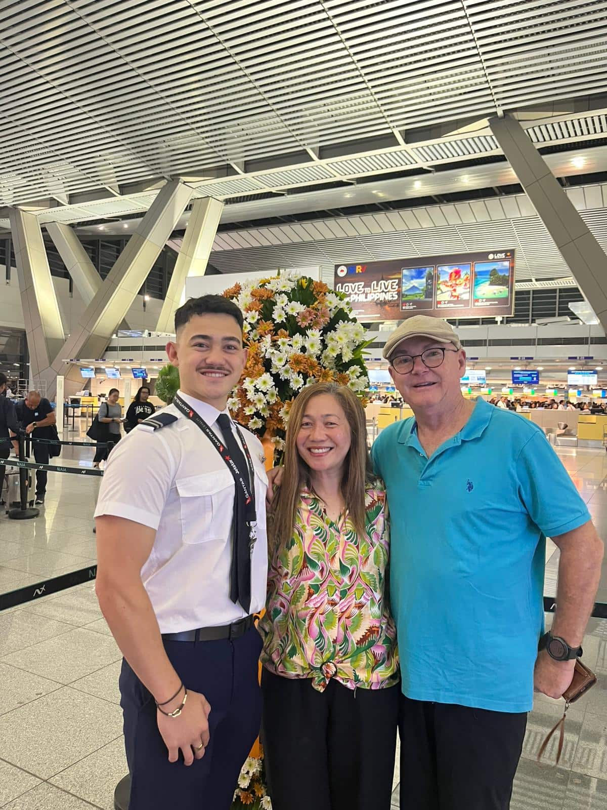 Daniel McKelvie with parent Ben and Janet.jpeg