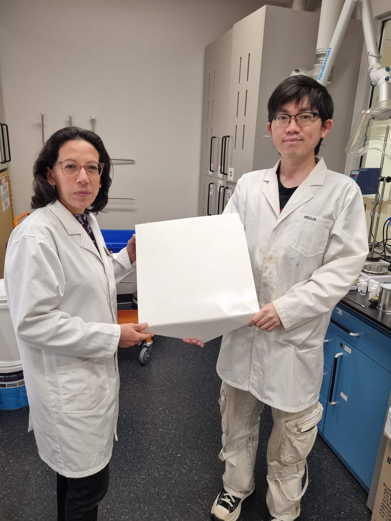 La Professoressa Chiara Neto e il Dr Ming Chiu con il loro materiale ultra-riflettente rivestito di polimeri.