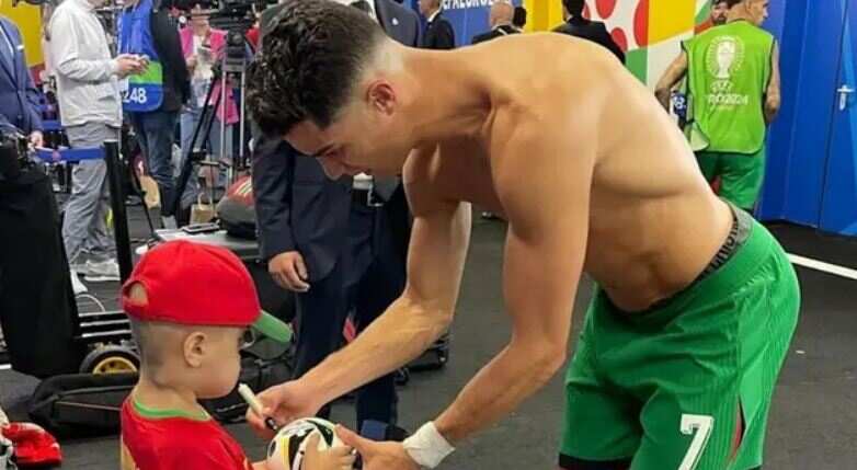 Ronaldo fulfills the dream of a Syrian child.JPG