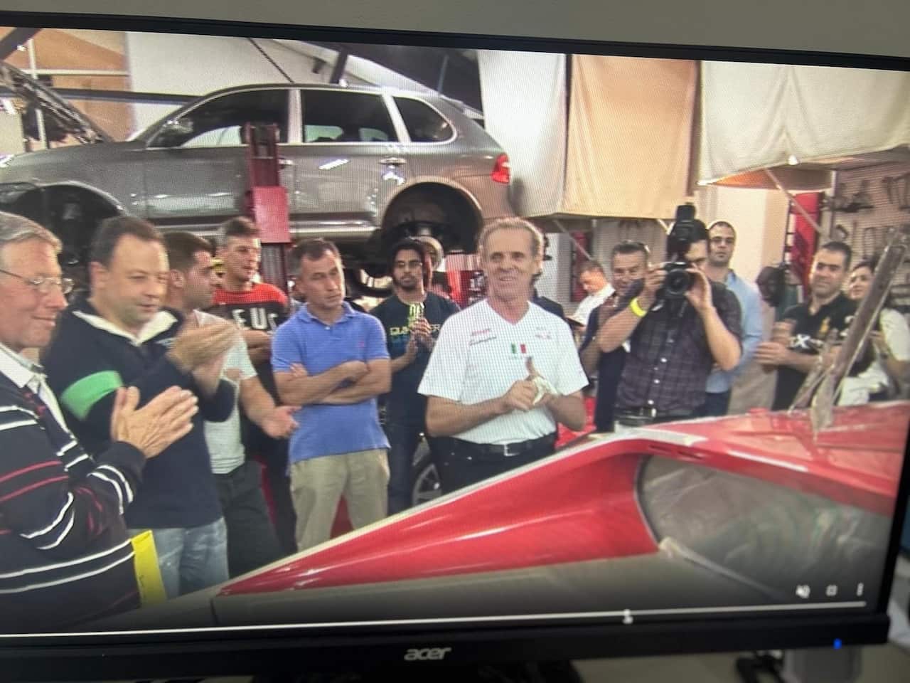 Giorgio Piazza con i suoi dipendenti nella sua carrozzeria “Berlina bodywork’s”.