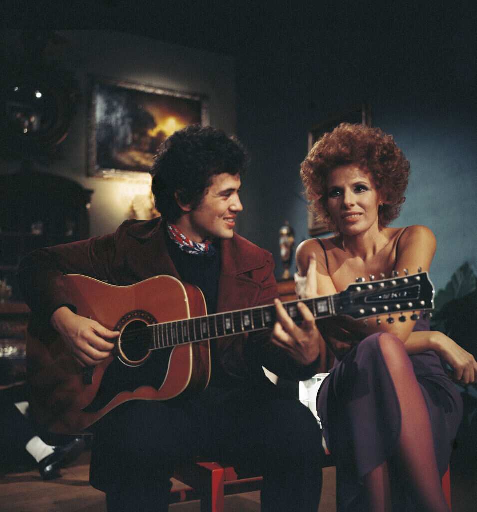 Lucio Battisti playing beside Ornella Vanoni