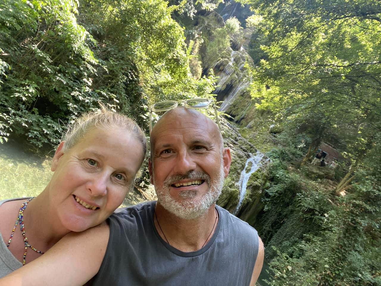 Gianluca Morini e la sua compagna australiana Emma.