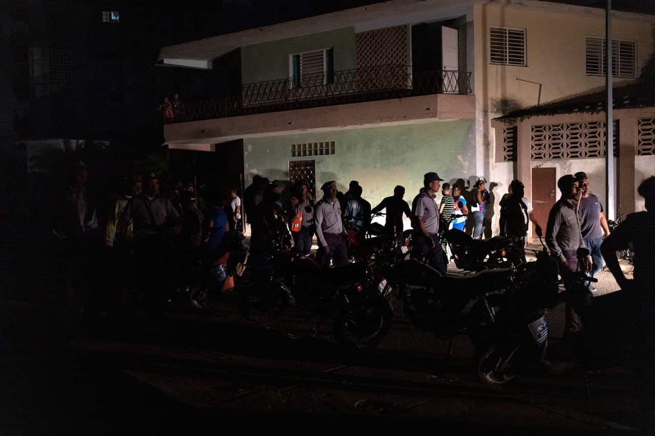 Policía nacional entre los manifestantes que piden el restablecimiento de los servicios eléctricos después de cuatro días de apagones provocados por el huracán Ian, en La Habana, Cuba, el viernes 30 de septiembre de 2022