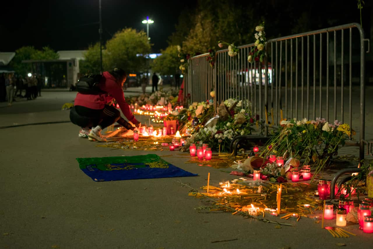 Polaganje cveća i sveća ispred nadstrešnice Železničke stanice u Novom Sadu.jpg