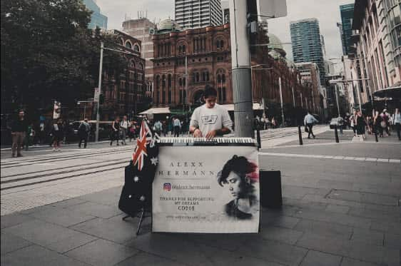 Alexx Hermann mentre si esibisce nelle strade di Sydney.