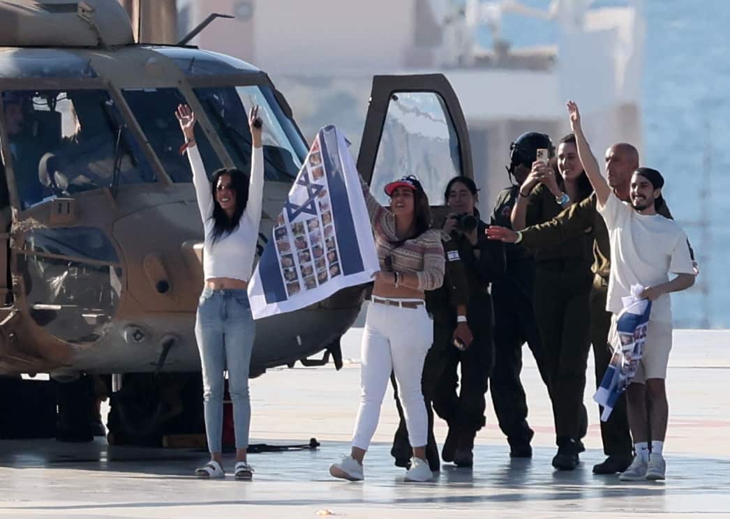 Released Israeli hostages arrive to Ichilov hospital
