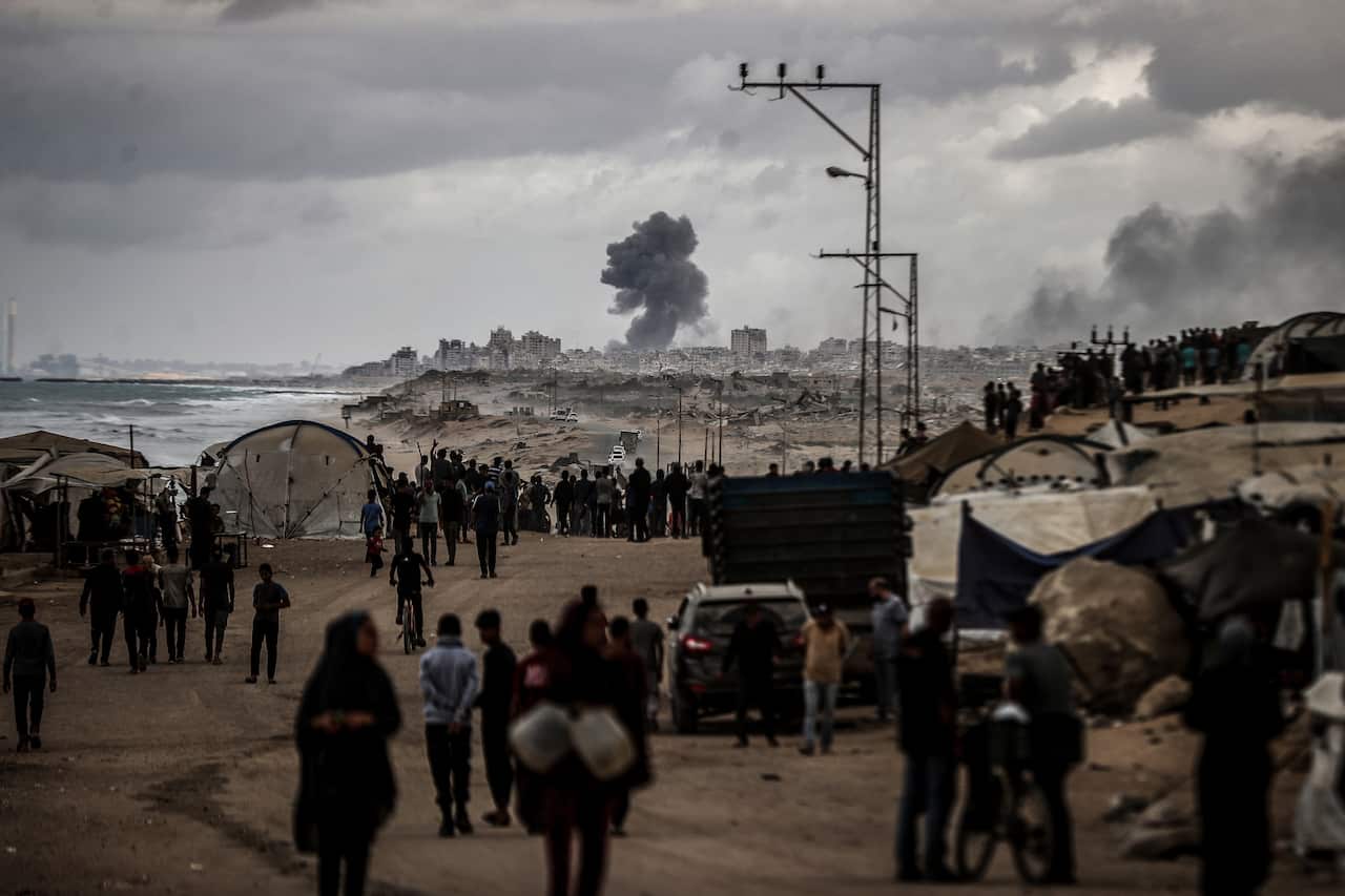 Smoke rises from southern Gaza despite expected ceasefire
