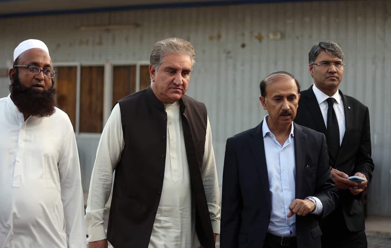 Former Pakistani prime minister meets with his attorney in jail after court orders