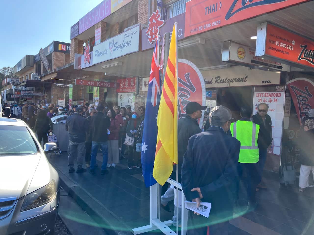 Hàng dài cử tri xếp hàng tại phòng phiếu Cabramatta bầu cử BCH CĐ sáng ngày 27-8-2023 (SBS).jpg