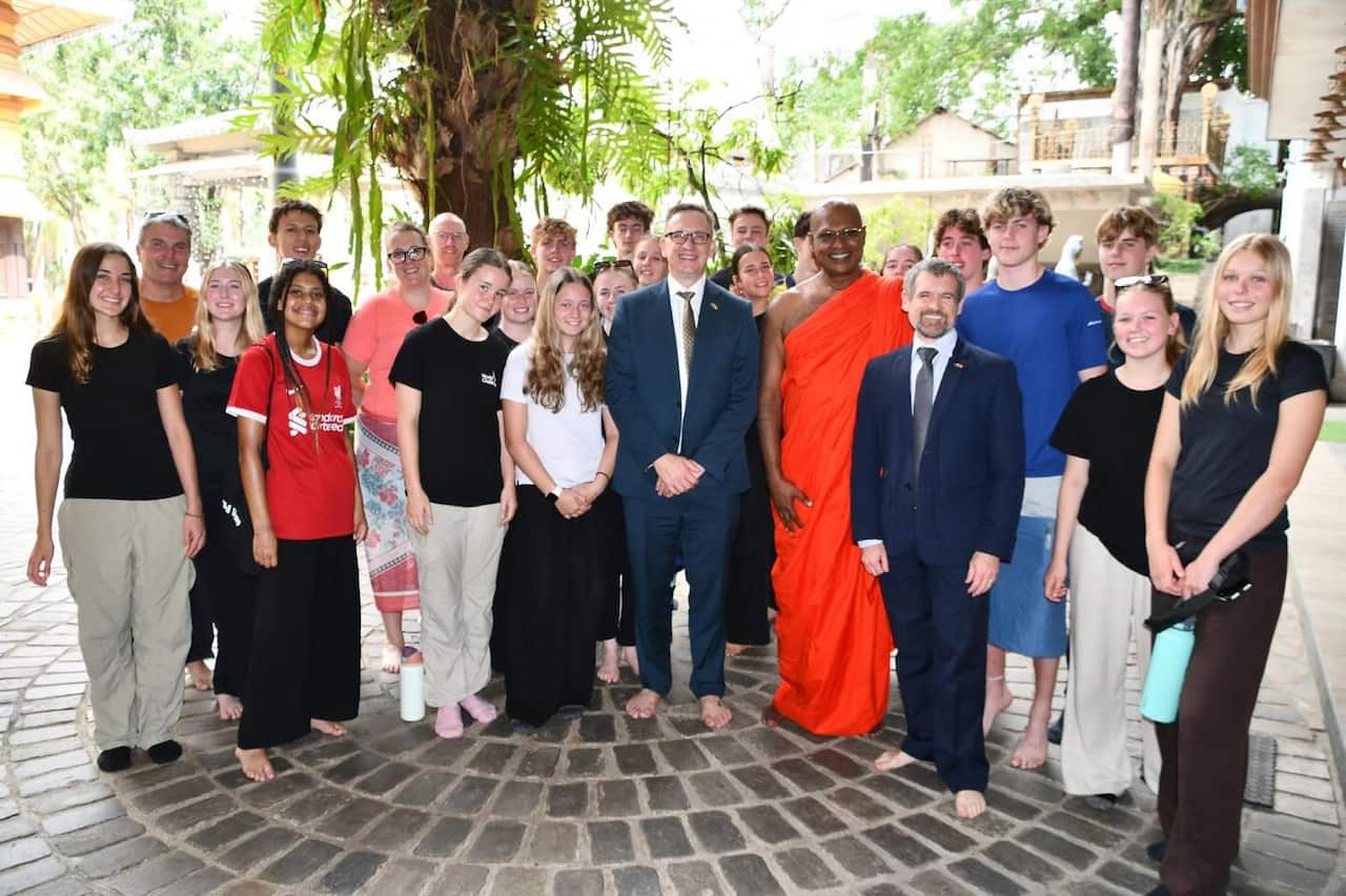 Julian Hill Sri Lanka SBS Sinhala gangaramaya.jpg