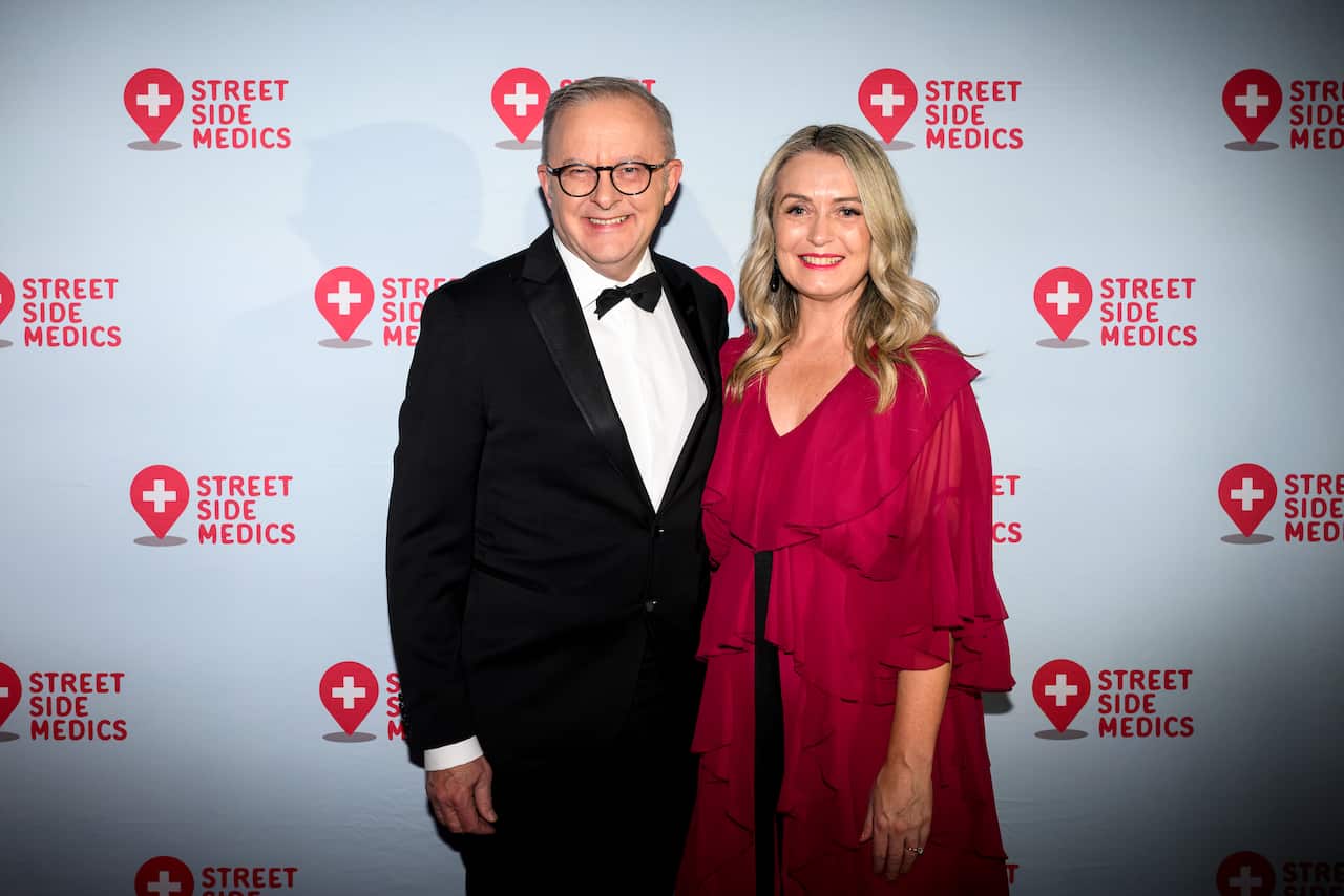 Anthony Albanese e sua parceira Jodie Haydon em um evento de gala