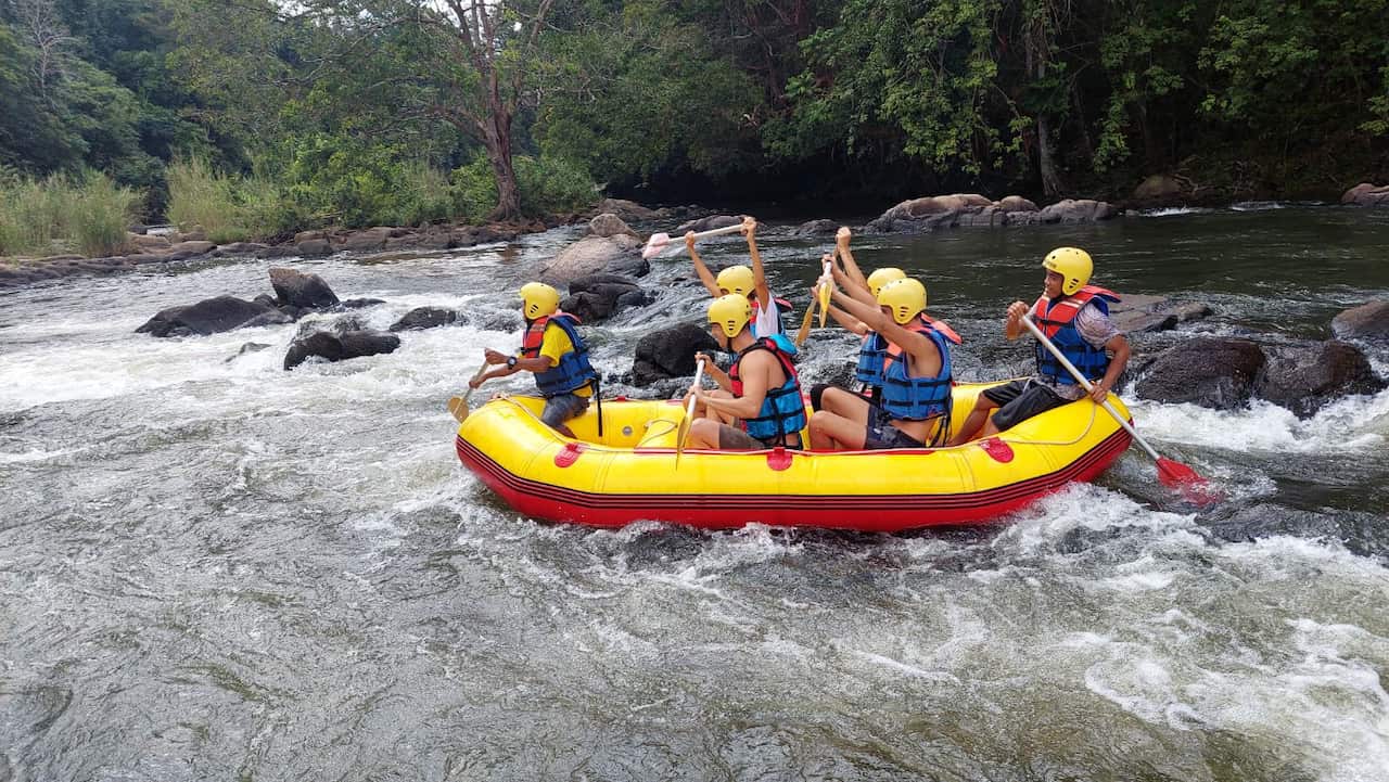 Wisatawan di Riam Tinggi, Lamandau, Kalimantan Tengah