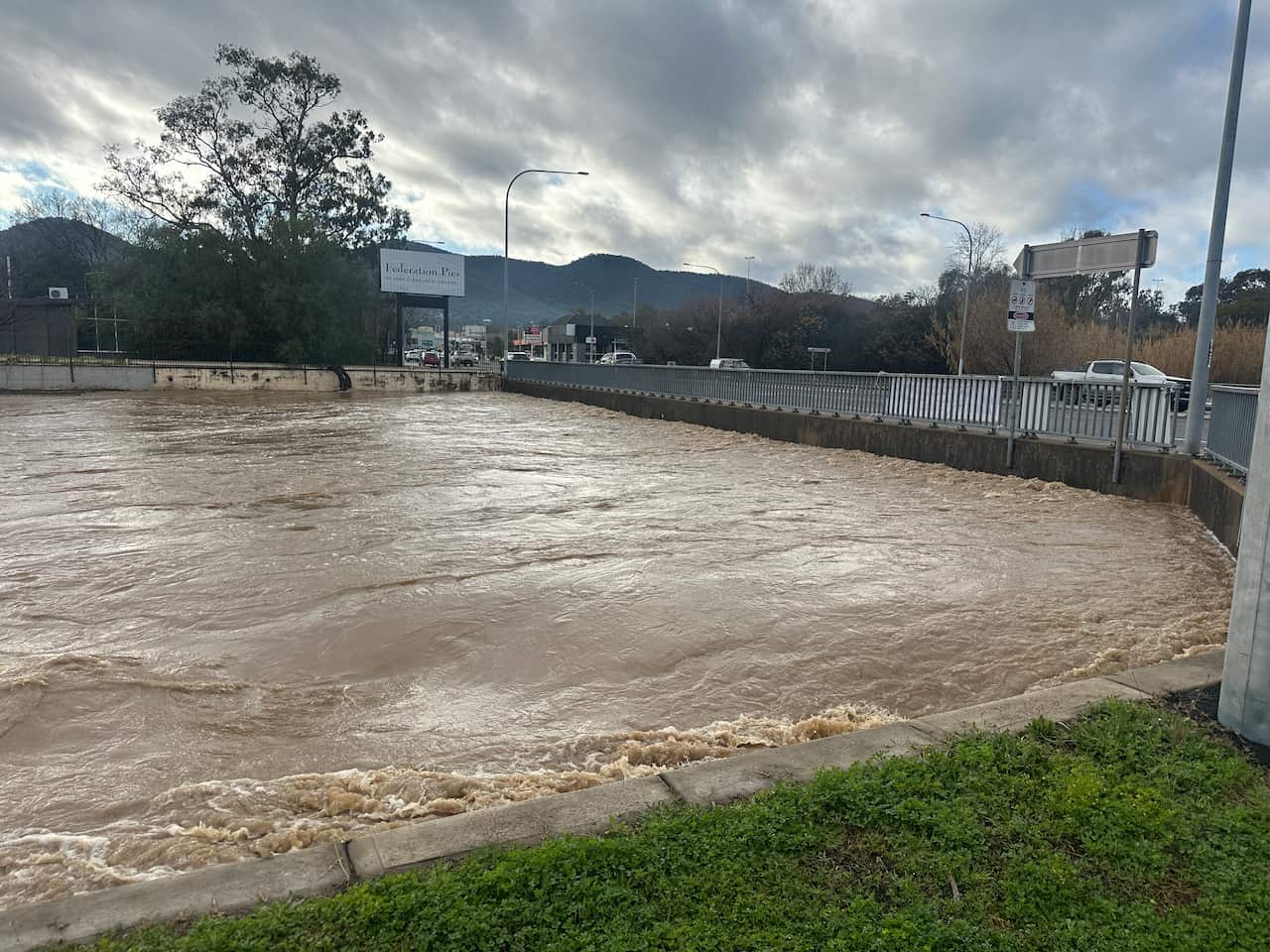 Río inundado cerca de una carretera cerca de Armidale