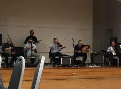 عبد القادر مع الفرقة الموسيقية.JPG