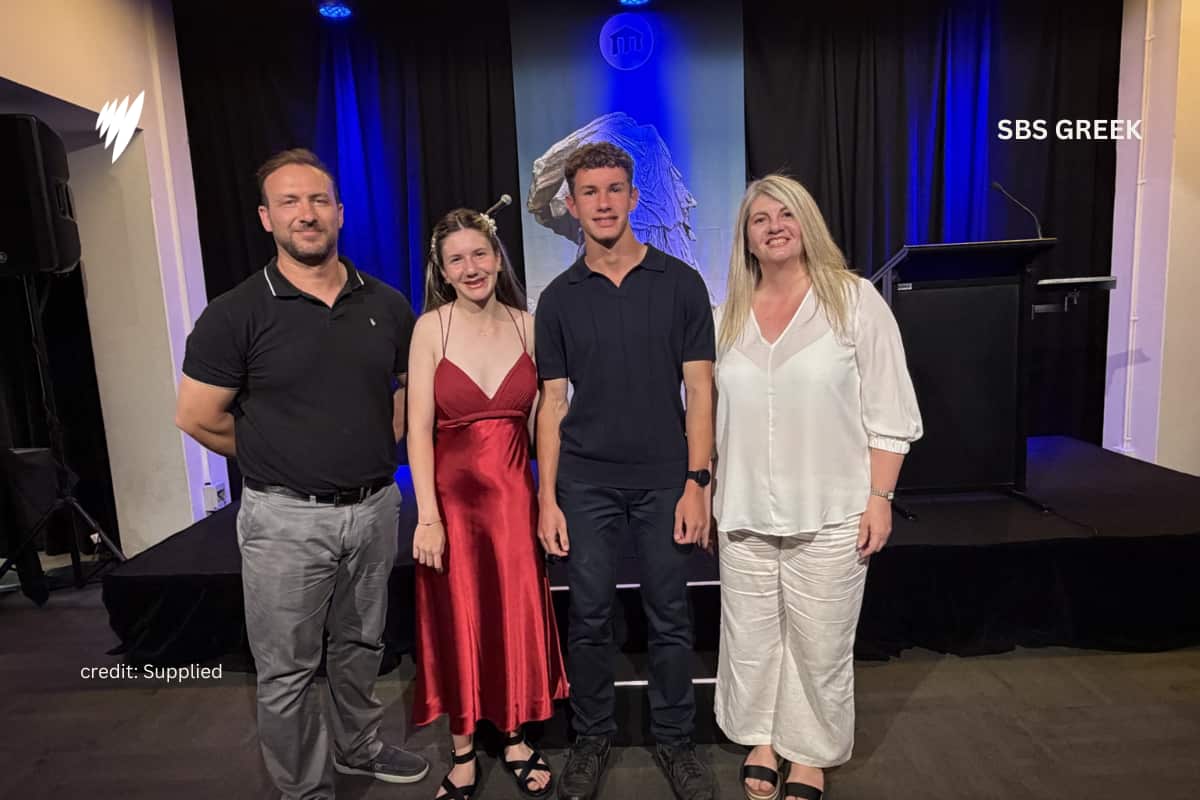 Ο Κωνσταντίνος Κιούσης με τον πατέρα του, Χρήστο Κιούση, την αδερφή του, Θεοδώρα Παϊσία-Κιούση και τη μητέρα του, Κωνσταντίνα Μούρτου 