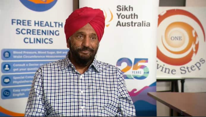 Um homem falando na frente da câmera.