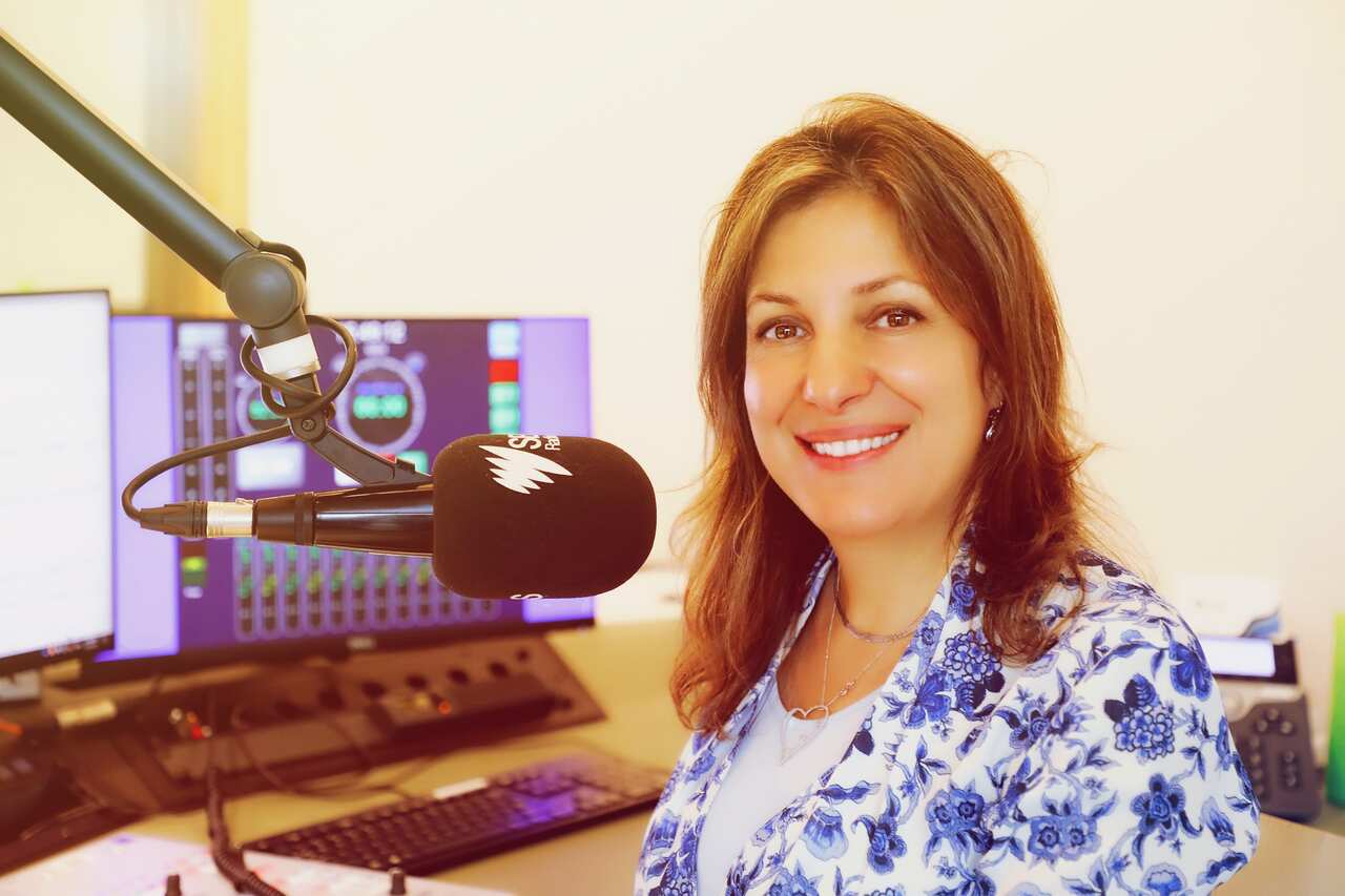 الإعلامية إيمان ريمان في استديو أس بي أس