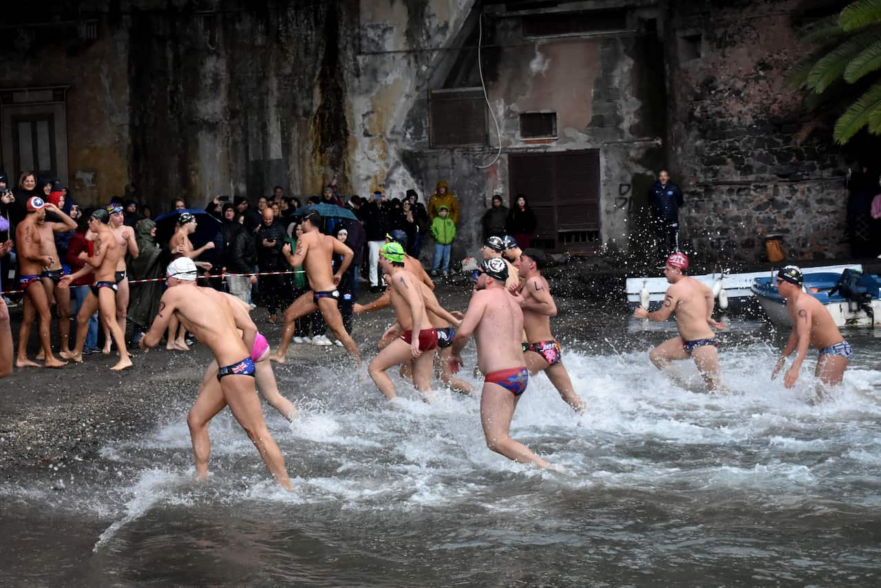 Tradicional competición de natación de Nochevieja en Catania