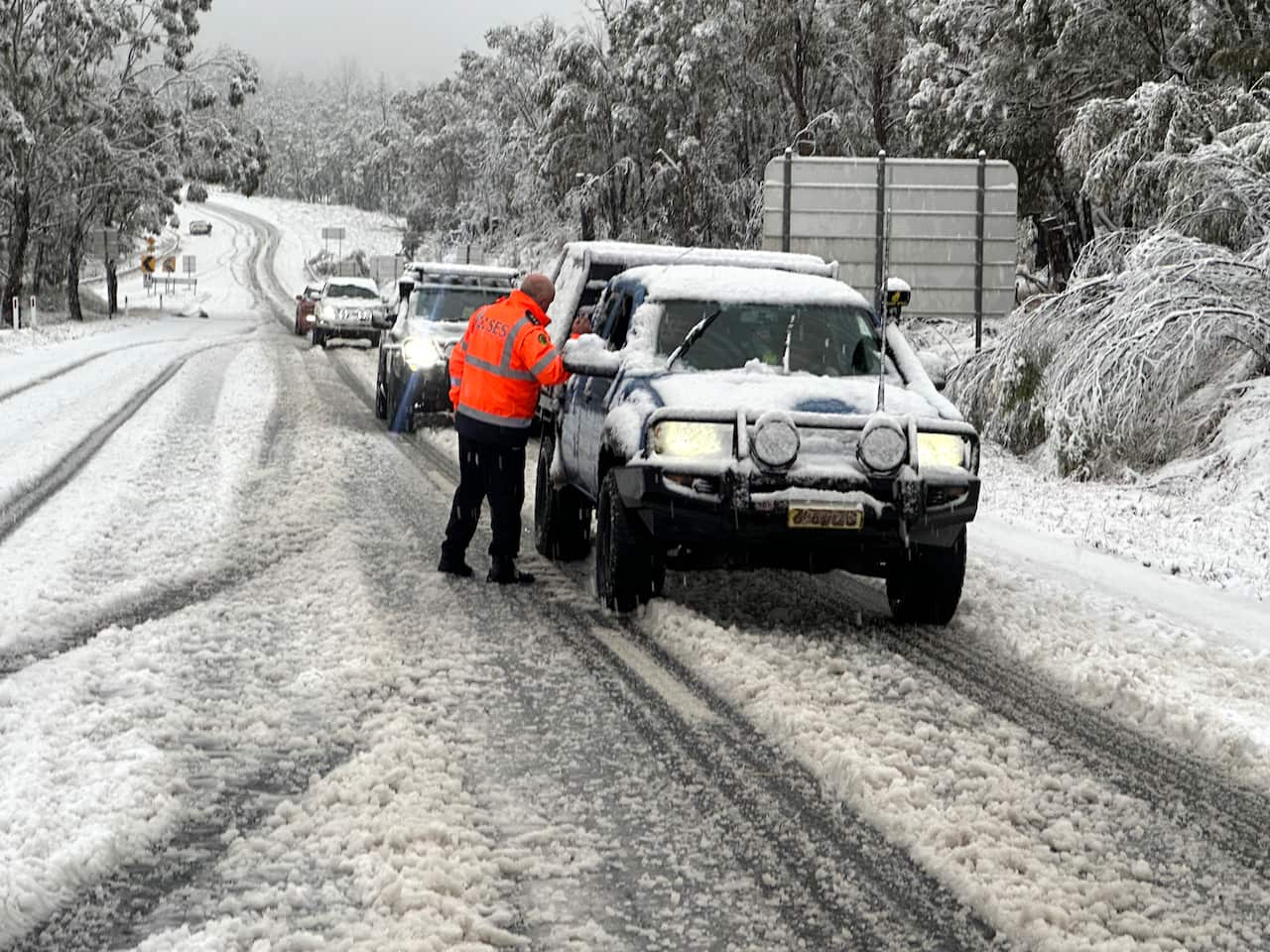 NSW SES Crew hablando con los conductores en un camino nevado