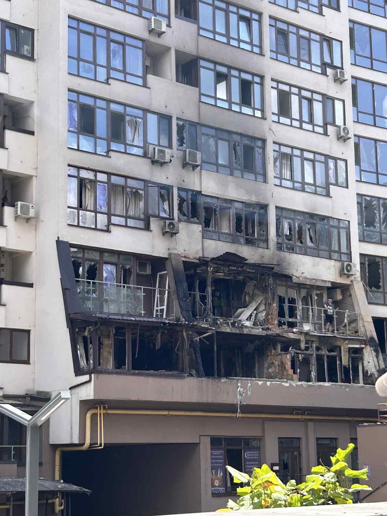 Warga Ukraina-Australia menyerukan tindakan lebih lanjut terhadap 'minyak darah' Rusia yang memasuki negara tersebut 1 Sebuah bangunan yang dibom dengan jendela pecah dan bekas hangus di dua lantai terbawah.