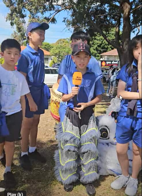 Aiden và các bạn trong đội lân St Johns Park Publich School tại Children's Festival 2024 (SBS).jpg