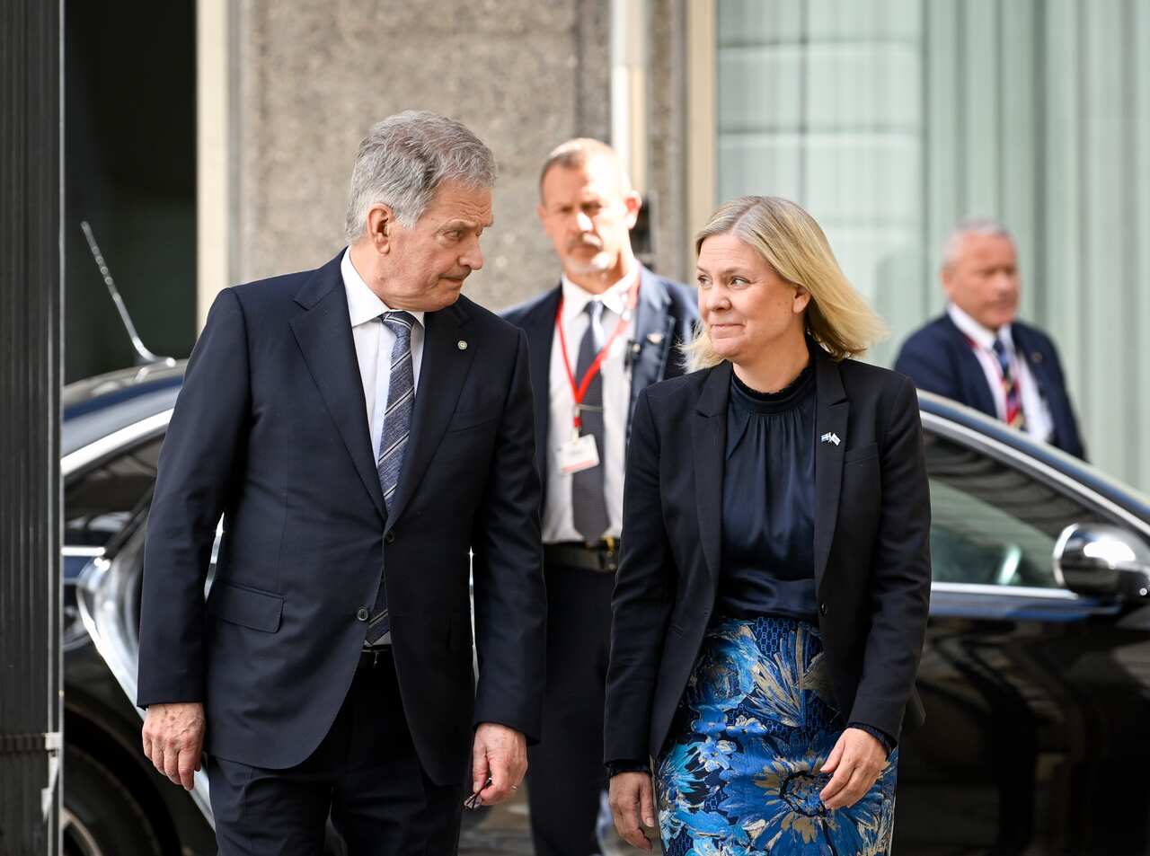 Finland's President Sauli Niinisto (L) and Sweden's Prime Minister Magdalena Andersson walking and talking.