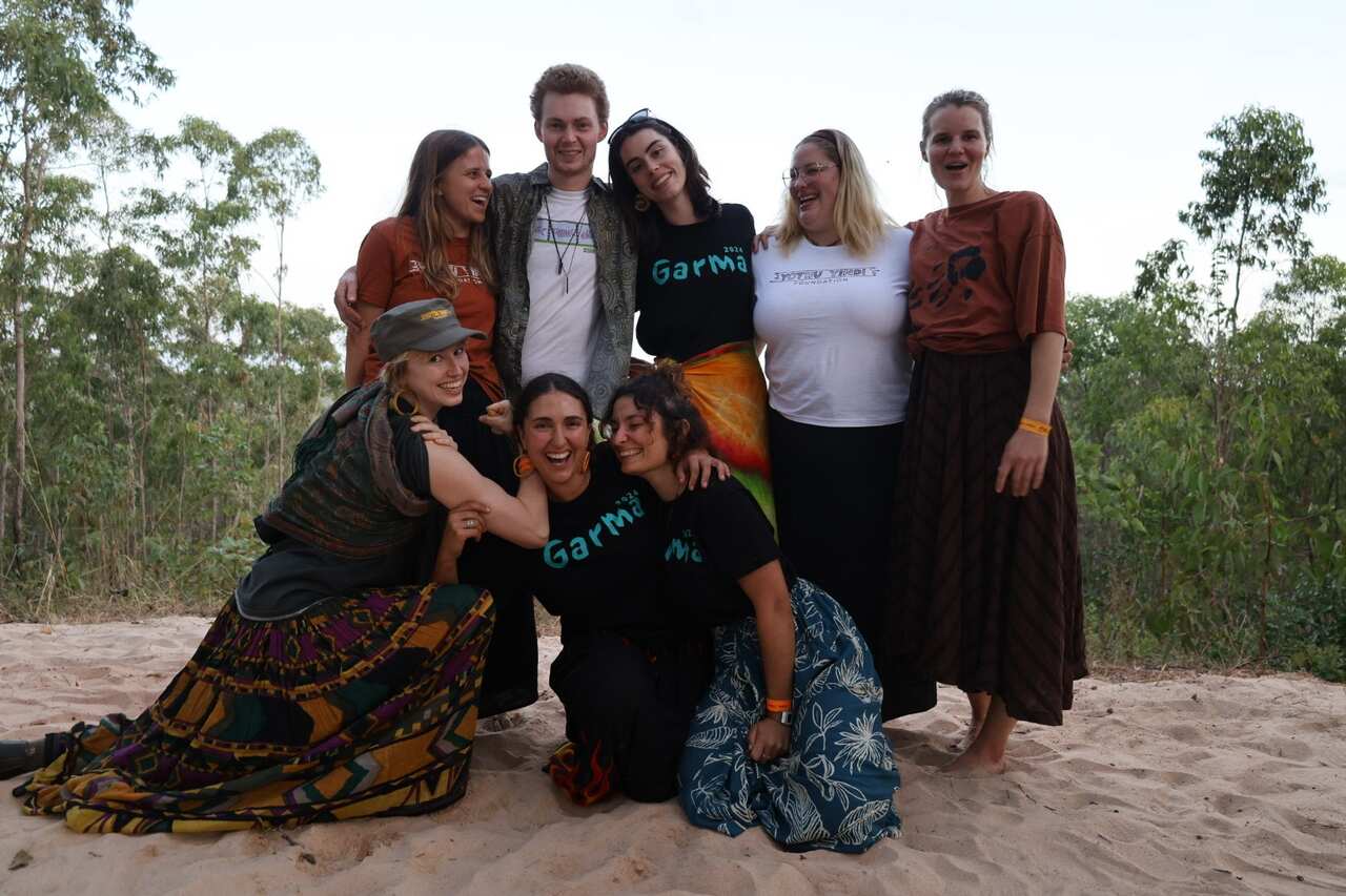 Nicole a Garma con volontari.jpg