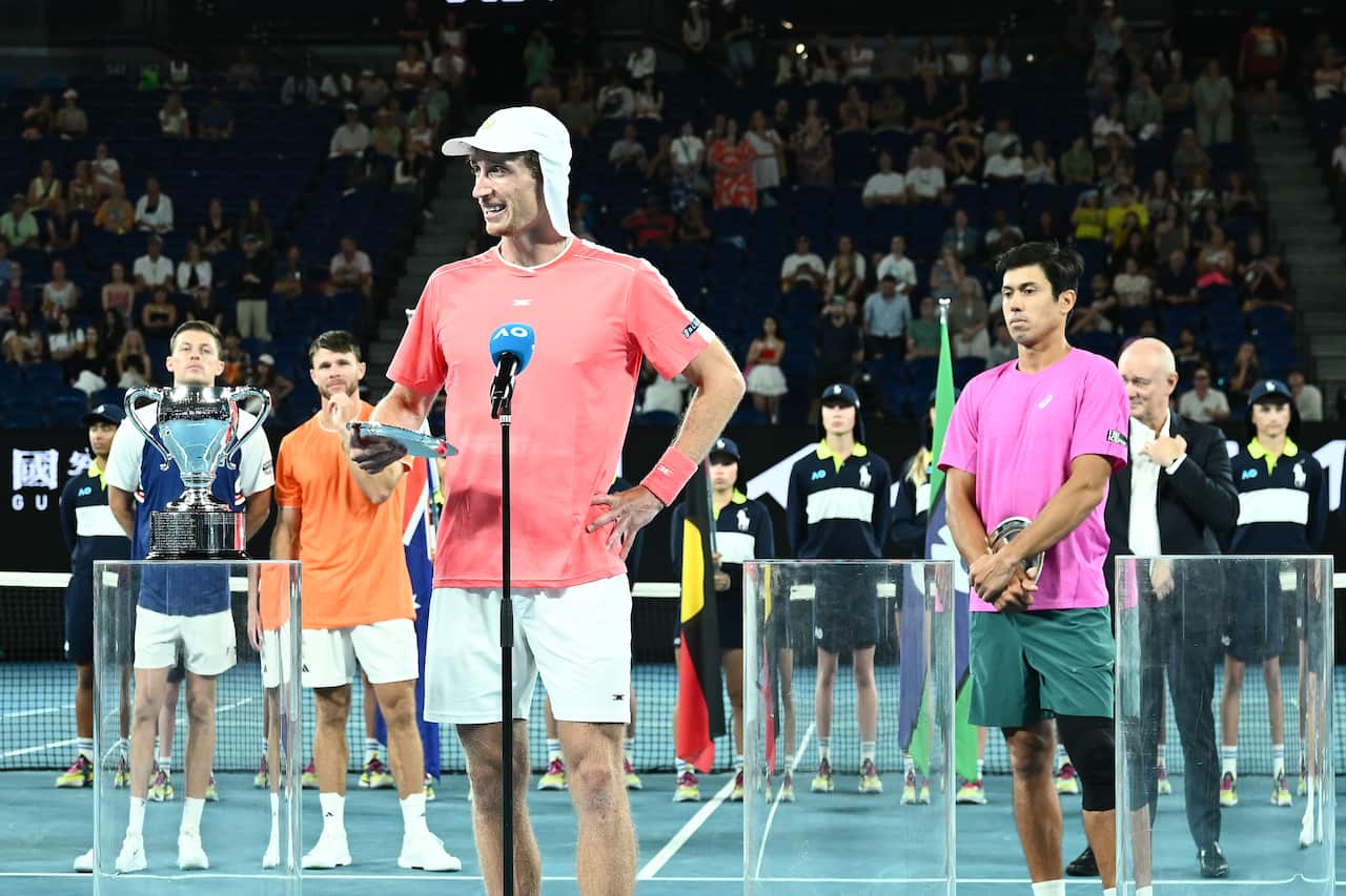 Un tenista habla por un micrófono.