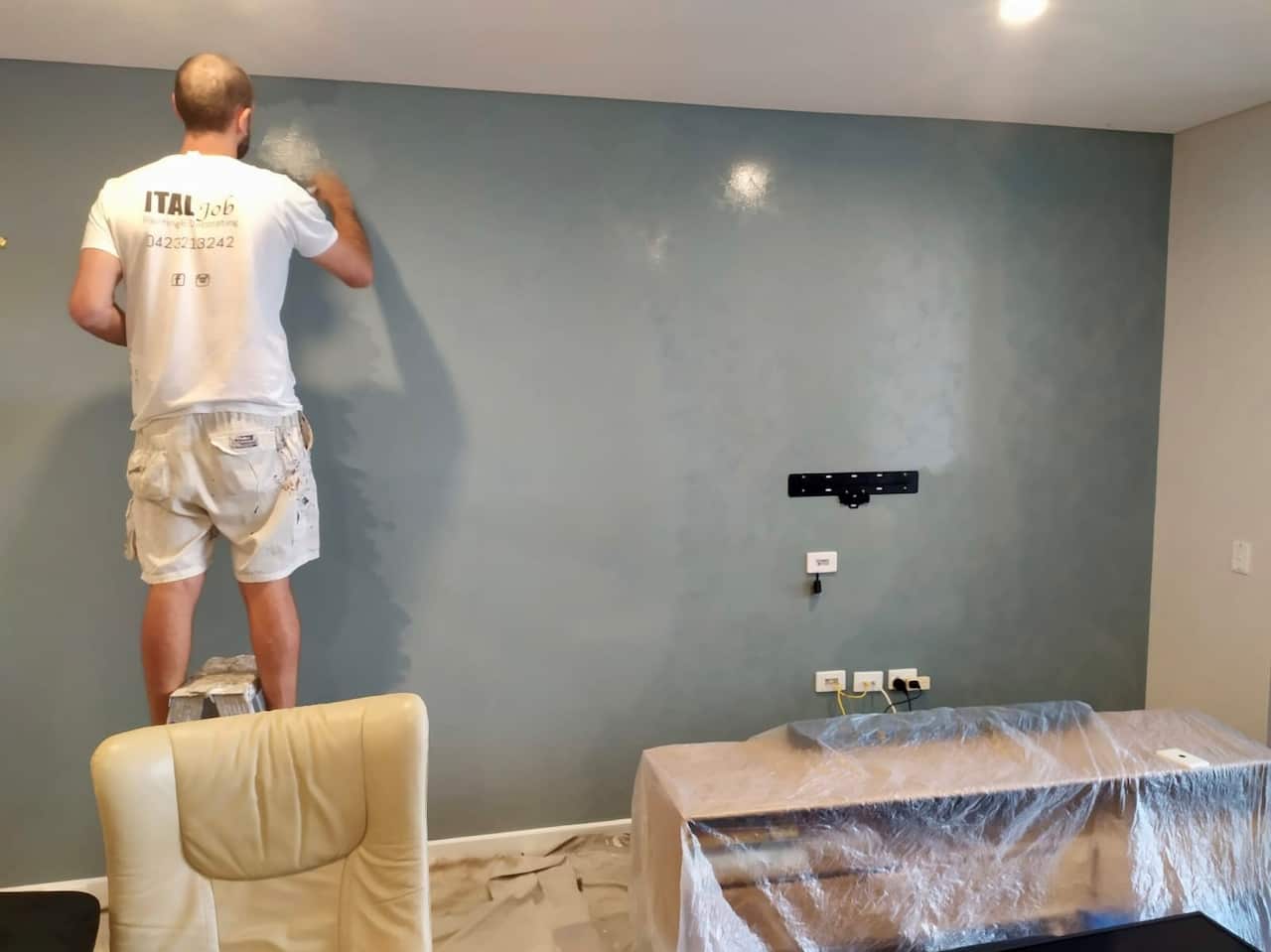 Ottavio Martello all'opera come imbianchino