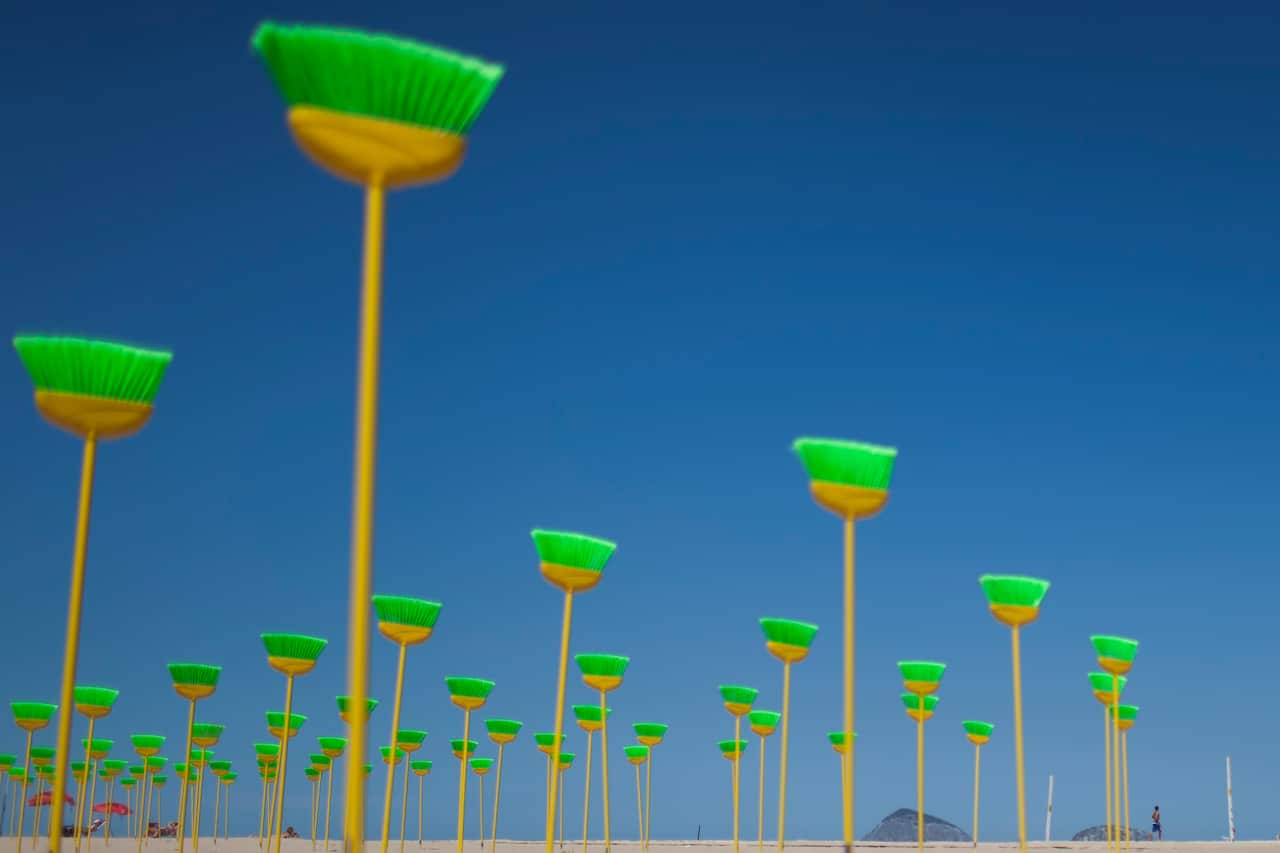 Vassouras feitas com material reciclado de garrafas pet