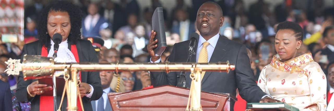 Dr William Ruto (katikati) ala kiapo cha Urais akisaidiwa na mkewe Mama taifa Rachel Ruto (kulia) anaye shika Biblia.jpg