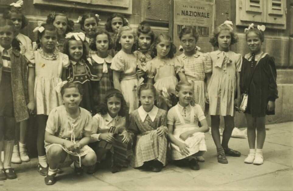 Enrichetta Antoni's class group photo she is last on the right - front row at 9 years old in Trieste