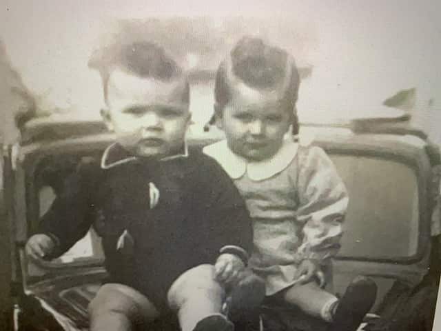 Manuela e il cugino Sandro negli anni ‘50 sulla Topolino del nonno Primo..png