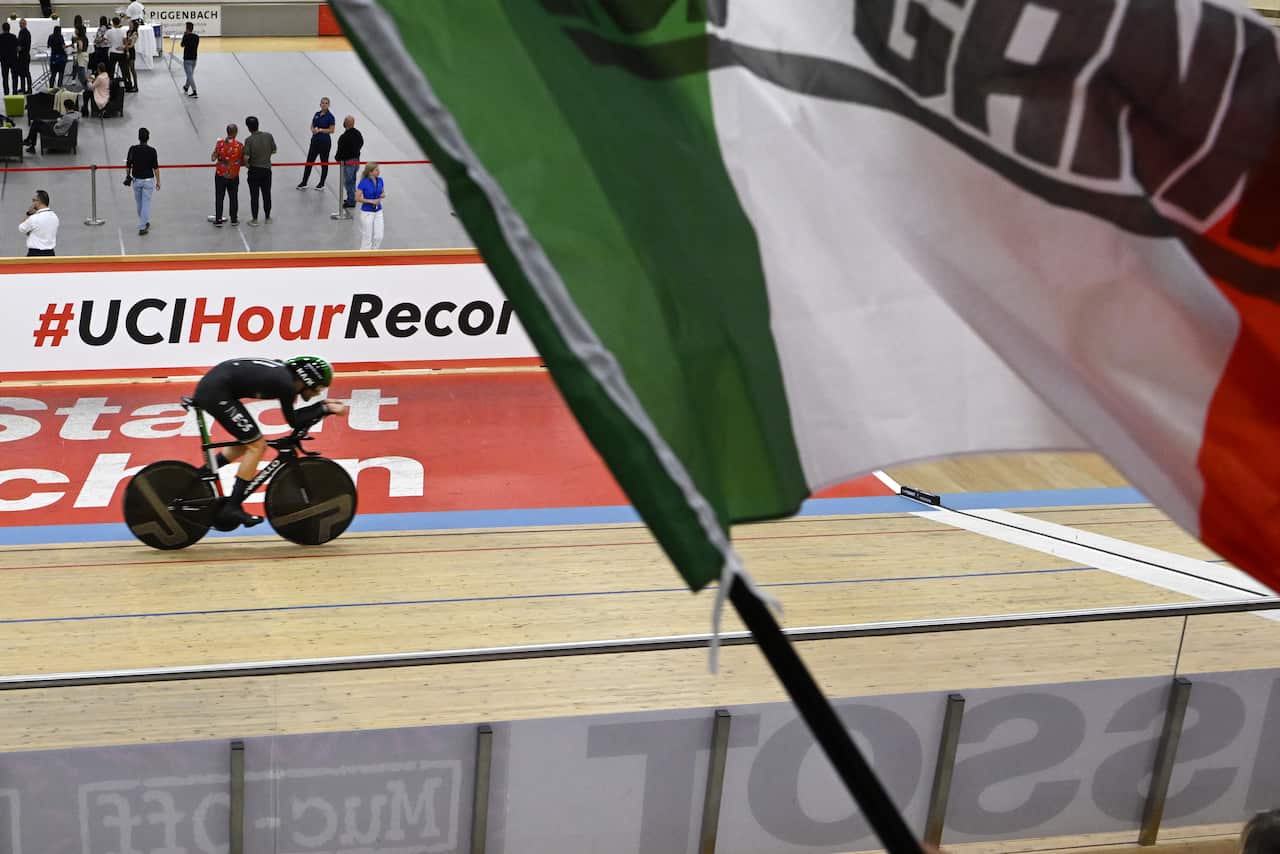 Ganna durante la performance che l'ha portato ad ottenere il record dell'ora.