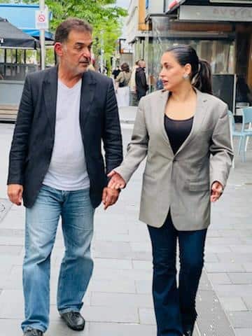 Ο πρόεδρος της Ελληνικής Κοινότητας Oakleigh, Χρήστος Δαματόπουλος, με την Ελληνίδα ερμηνεύτρια Χριστίνα Σάλτη