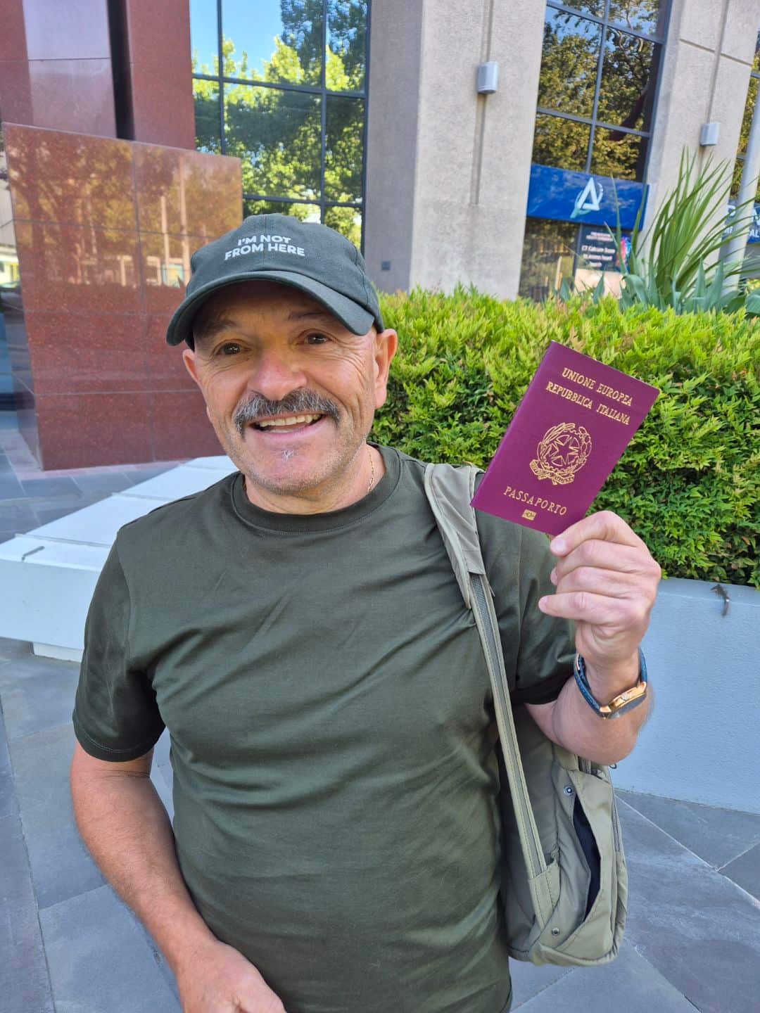 Sam Greco all'uscita dal consolato di Melbourne con il suo nuovo passaporto italiano.