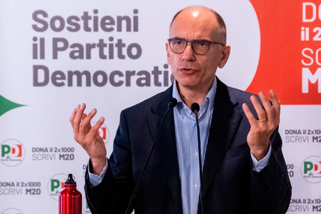 Enrico Letta in una conferenza stampa a Roma.