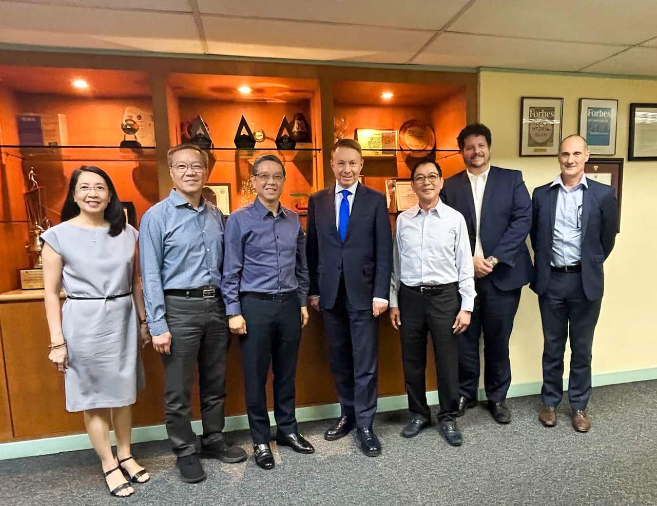 Australian Ambassador Marc Inness-Brown recently met with Jollibee founder Dr. Tony Tan Caktiong and JFC executives to discuss the company’s domestic and global expansion plans.