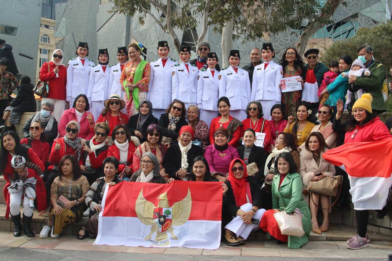 Foto bersama Masyarakat Indonesia dengan Pasukan Pengibar Bendera KJRI Melbourne di Federation Square