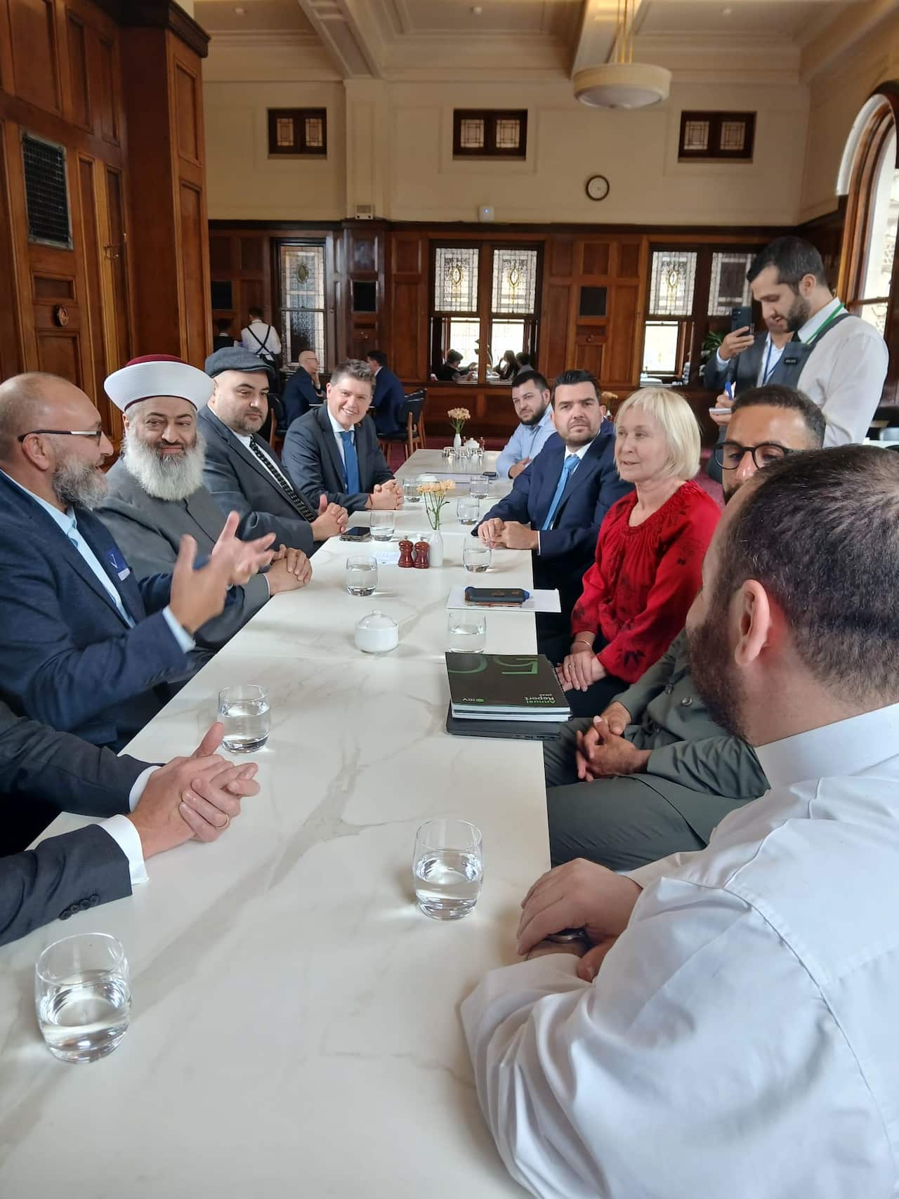 Mufti Akkar in Victoria Parelement.JPG