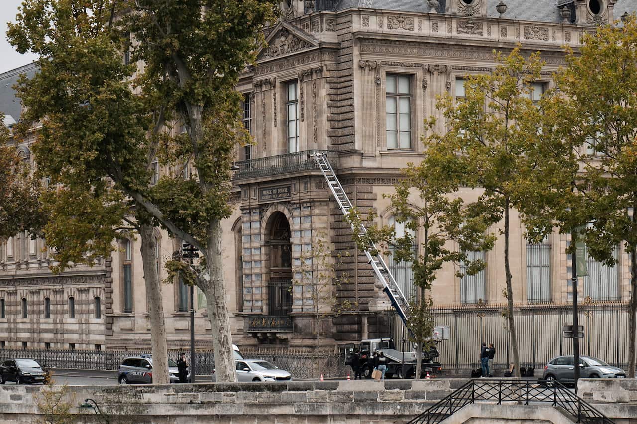 A side view of an ancient building that houses the Louvre museum.