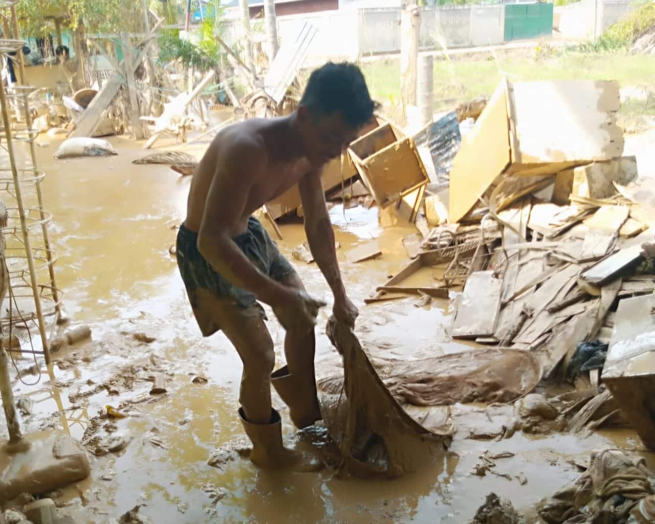 Warga membersihkan rumahnya