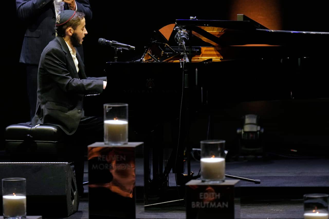 Un hombre toca el piano en un escenario.