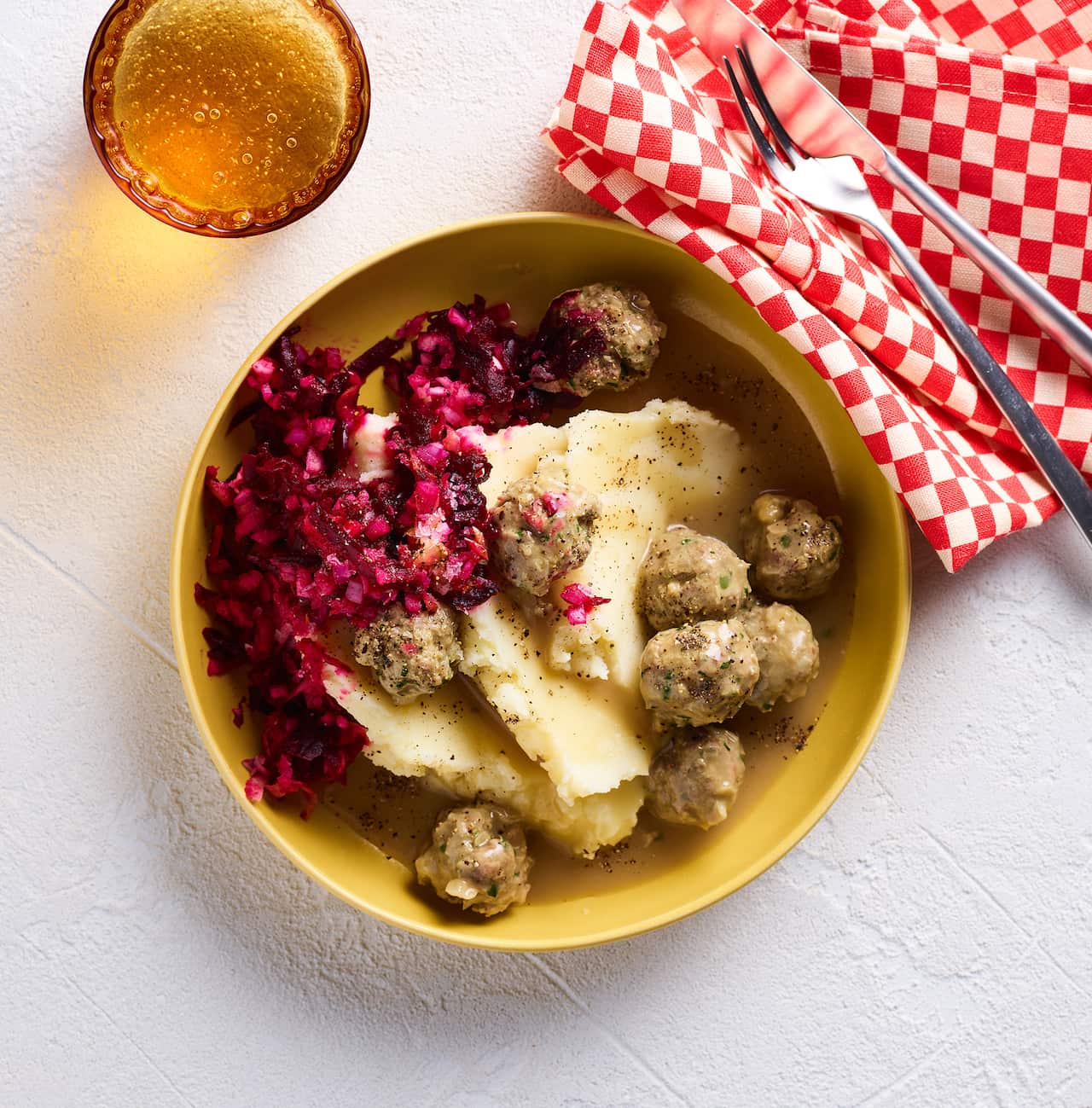 PULPETY WITH COLD BEET SALAD AND MASHED POTATO64664 copy.jpg