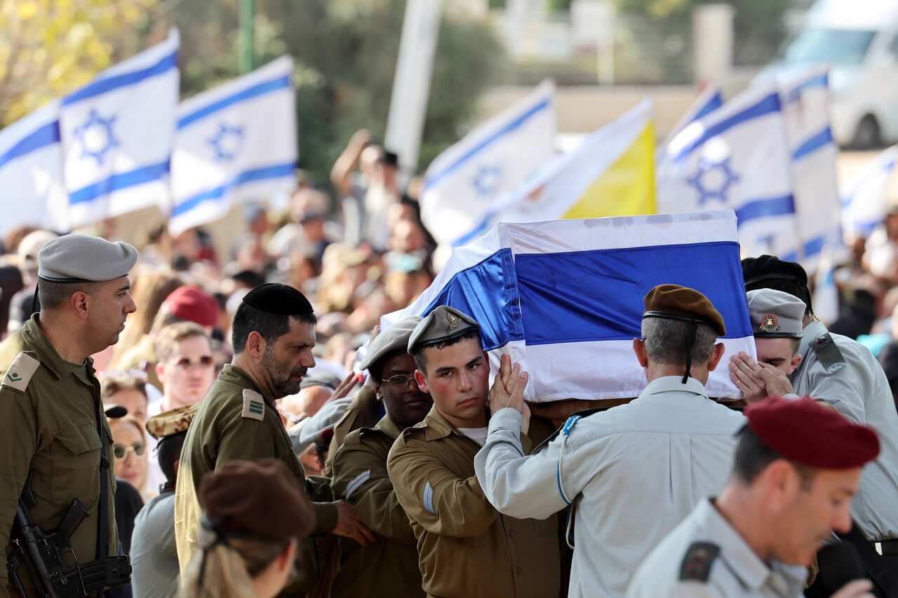 Israeli soldiers in a funeral procession holding coffin