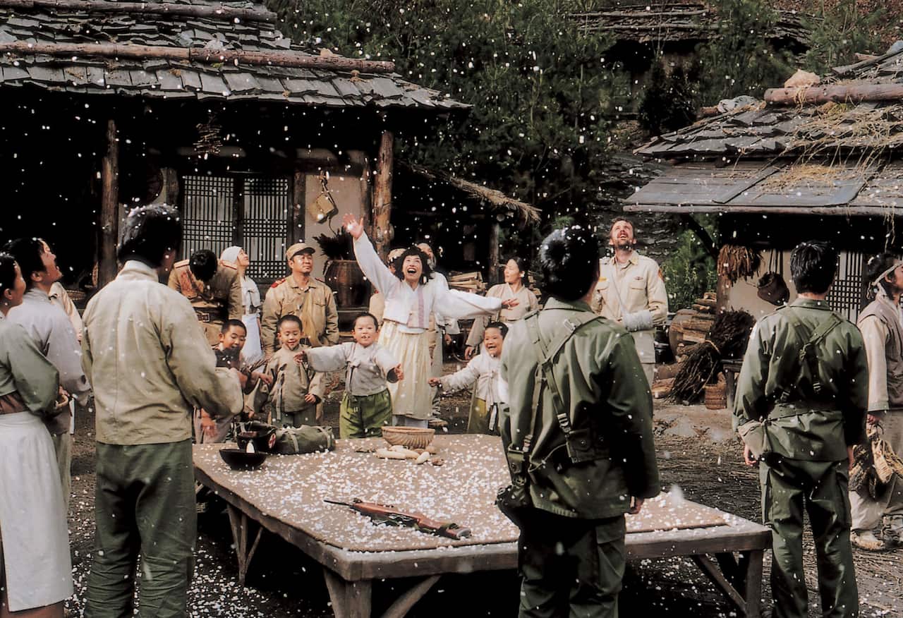 Welcome to Dongmakgol_Press Still_(3).jpg