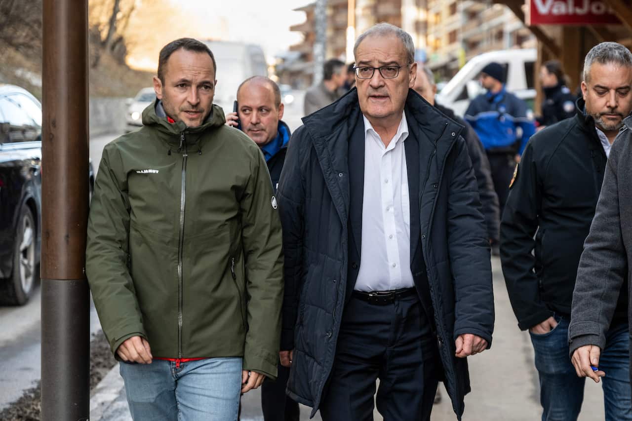 Um homem caminha junto com seus associados.