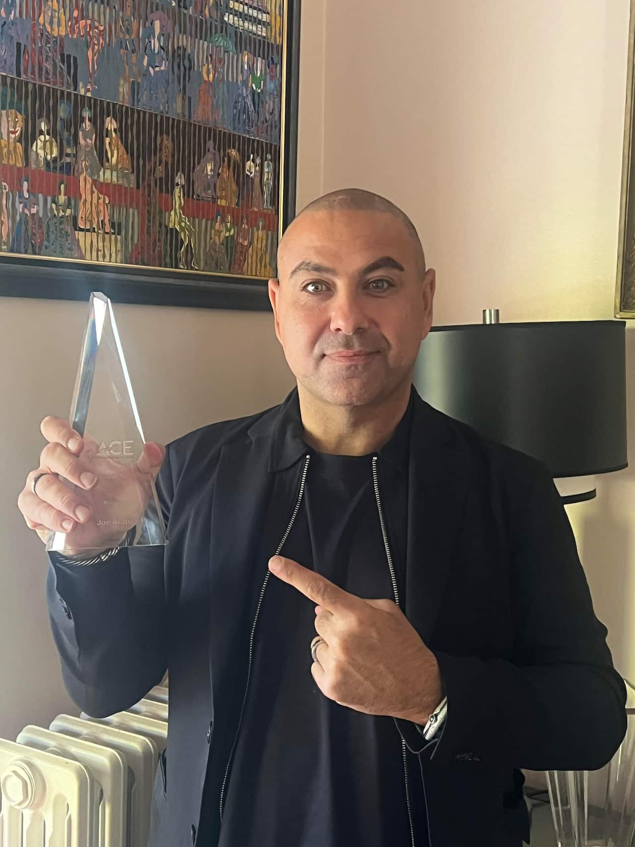 Joe Avati con il premio "Comedian of the Year".