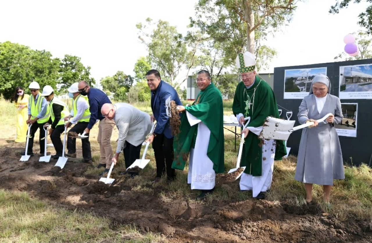 02 - Lễ đặt viên đá dầu tiên năm 2018 - Đức TGM Mark Coleridge (thứ nhì từ phải), LM Vũ Minh Nguyên (thứ ba từ phải).jpg