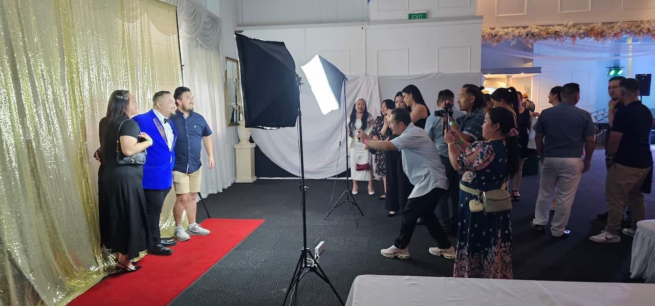 Zhongpha's fans photo shooting (SBS Hmong).jpg